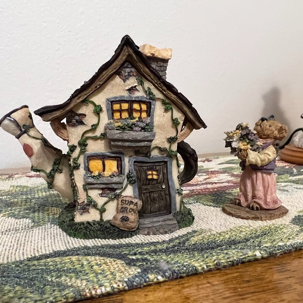 Boyds Collection Route 33 1/3 Ms Martha’s Garden Cottage 19902